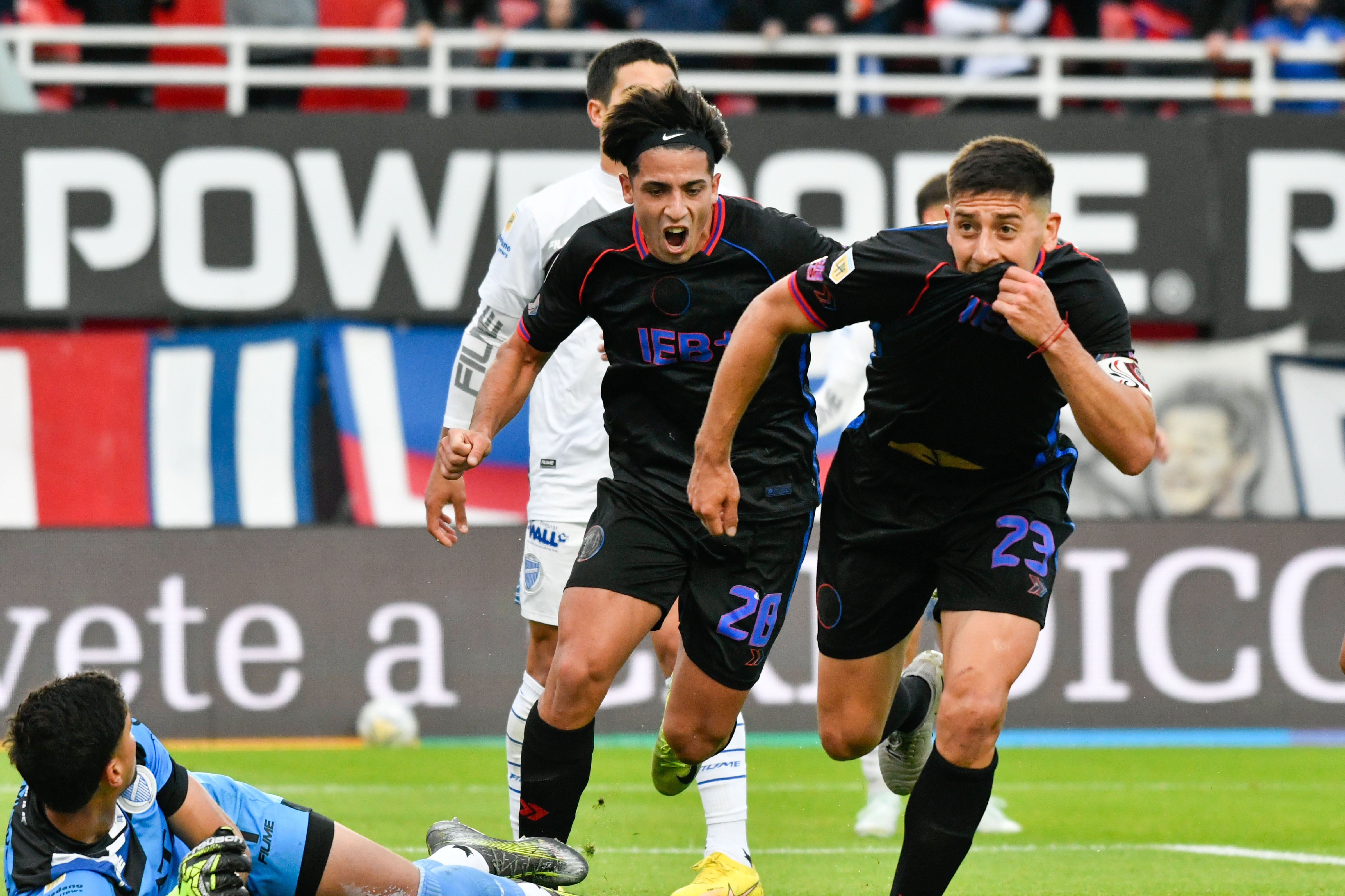 Festejo de Gastón Hernández, seguido por Alexis Cuello, autor del segundo gol