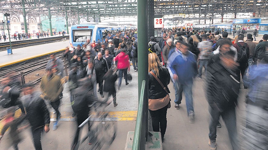 Los trenes partían atestados de los andenes.