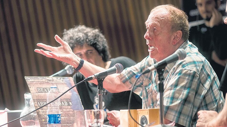 “La agresividad musical de John y las melodías de Paul hicieron de The Beatles un grupo único.”