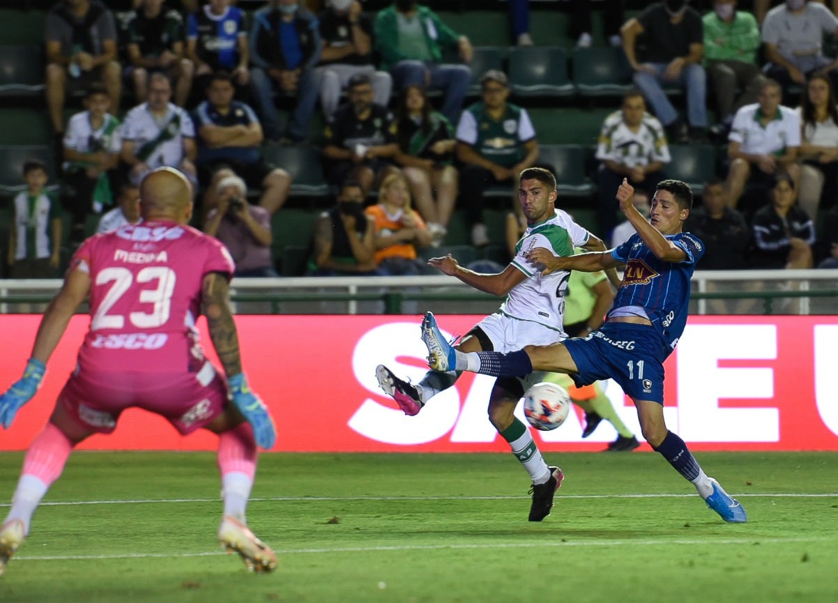 Un intento en ofensiva de Banfield, que igualó 0-0 con Arsenal