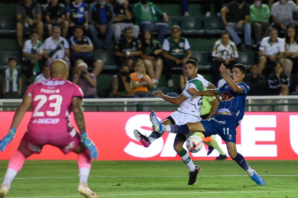 Un intento en ofensiva de Banfield, que igualó 0-0 con Arsenal