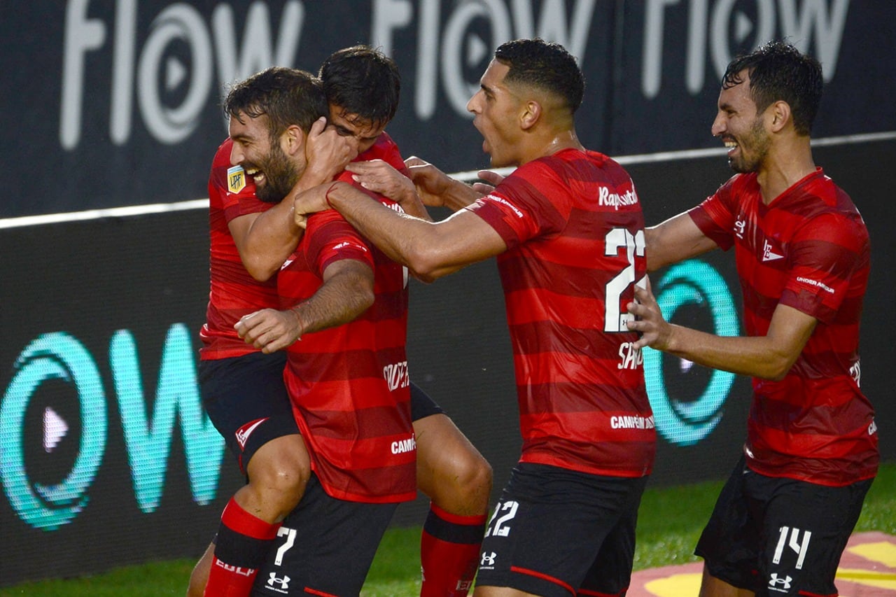 Todo Estudiantes celebra el gol de Cauteruccio.