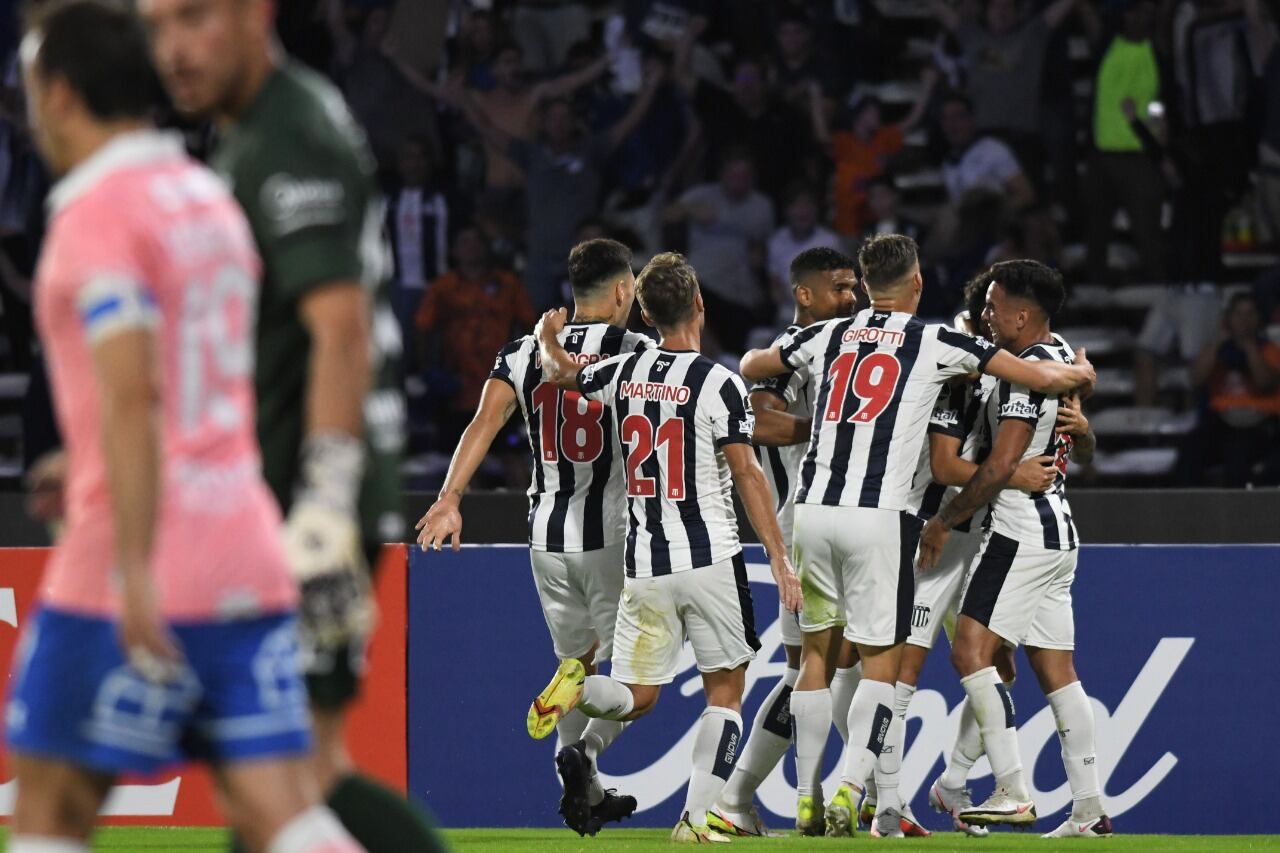 Talleres festeja el gol de Fértoli