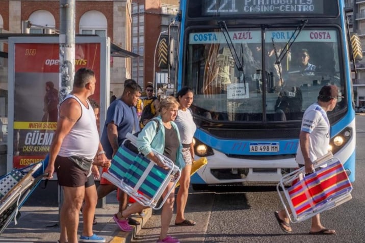Un paro de colectivos por tiempo indeterminado deja sin servicio a marplatenses y turistas en plena temporada.