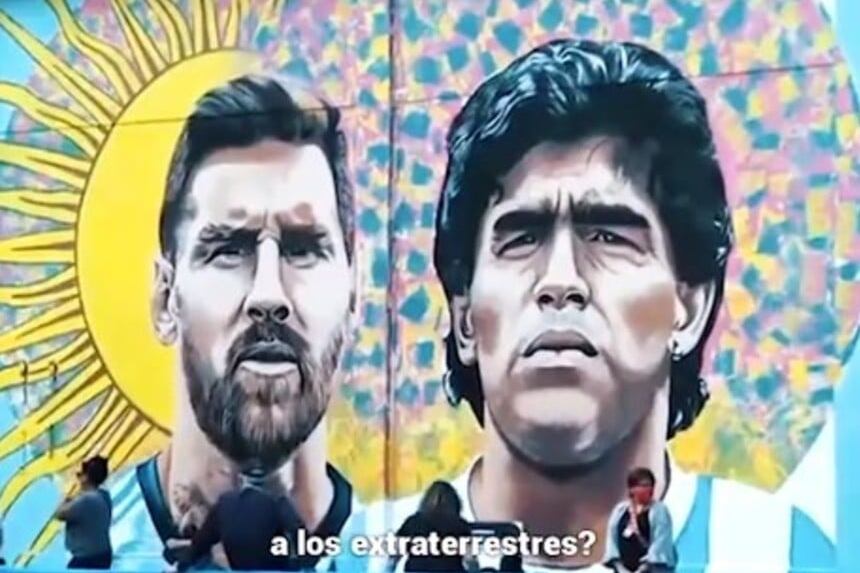 El fragmento del video en el que se ve un mural de Messi y Maradona.