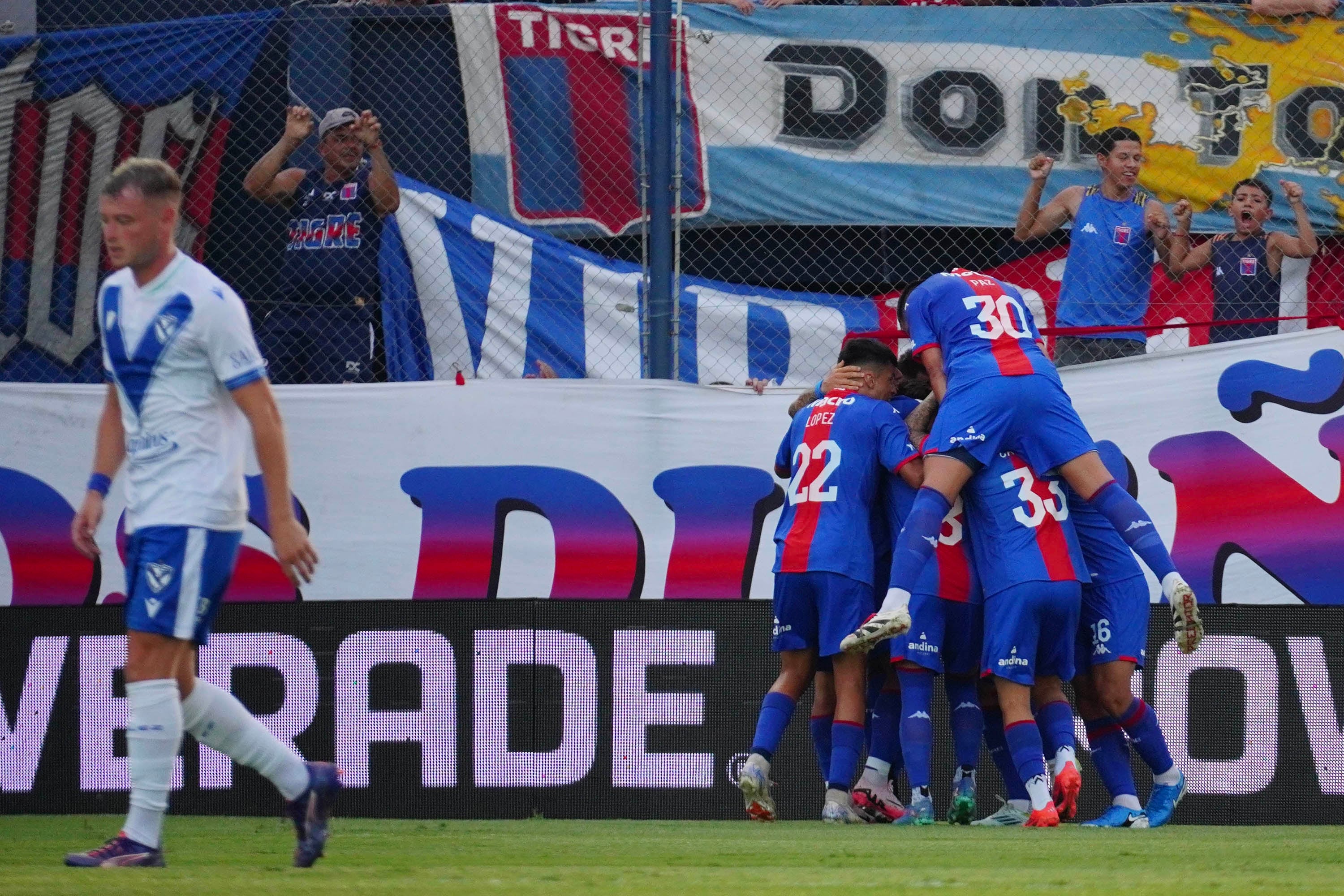 Montaña humana sobre Russo, autor de un doblete para el Matador