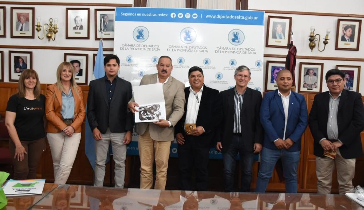 En la presidencia de la Cámara de Diputados de Salta.