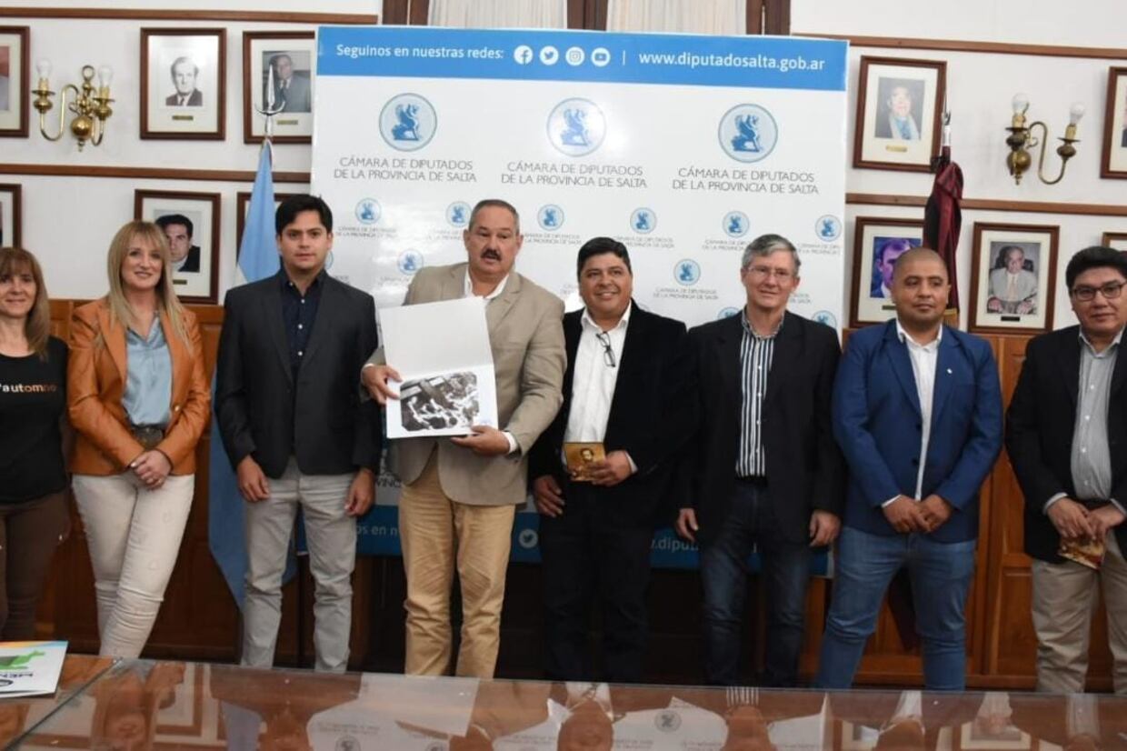 En la presidencia de la Cámara de Diputados de Salta.