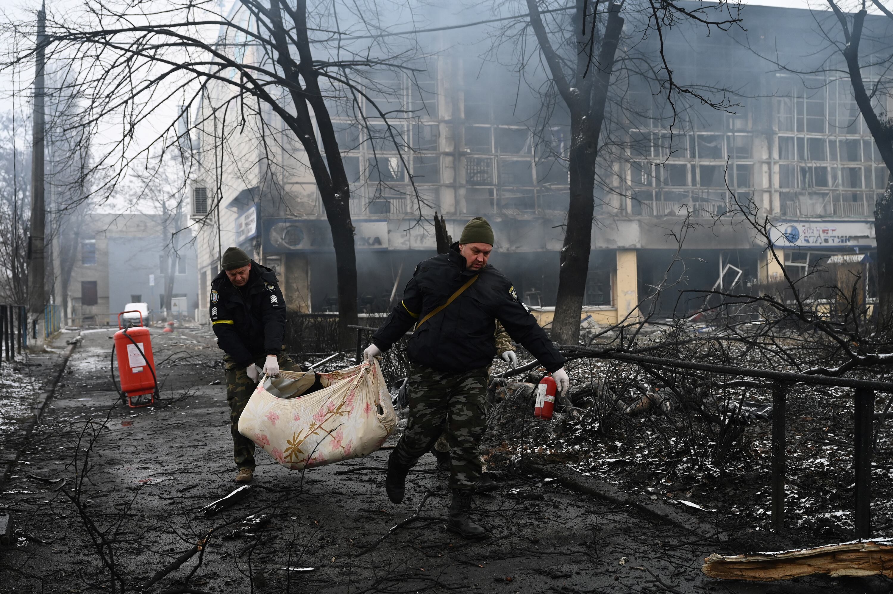 Policías remueven el cadaver de un civil en un bombardeo a una torre de TV en Kiev.