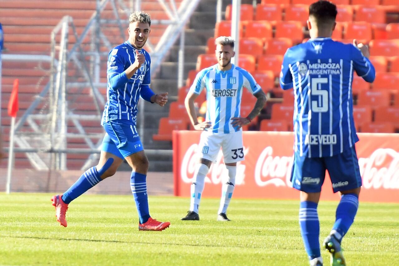 El goleador Rodríguez celebra con Acevedo; lo lamenta Piovi
