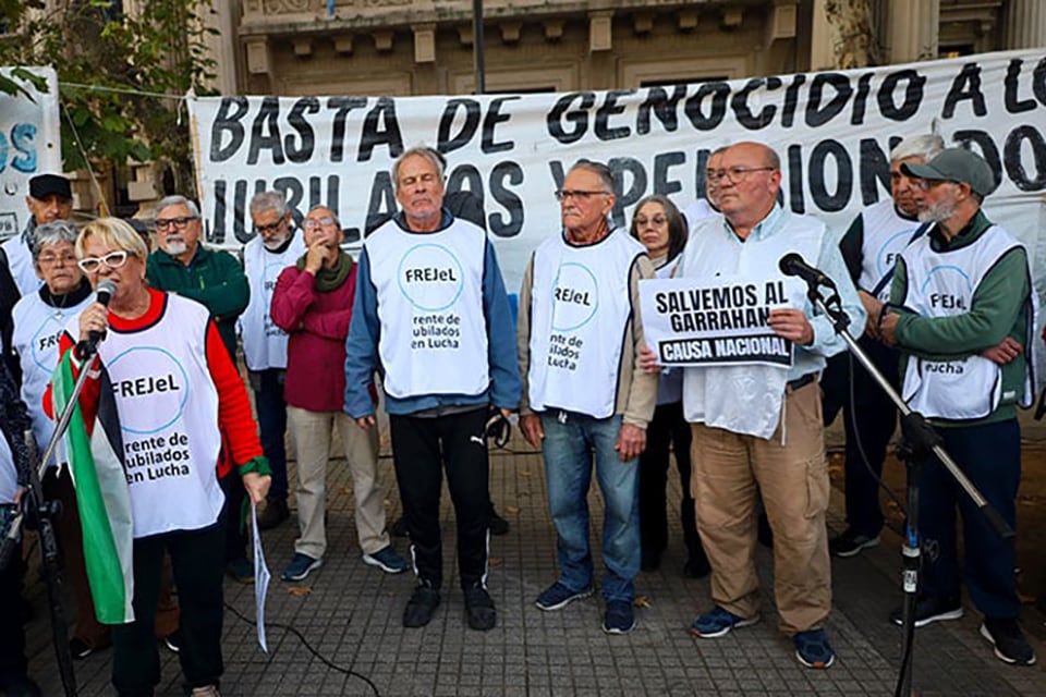El Frente de los Jubilados apoyó las demandas del Garrahan.