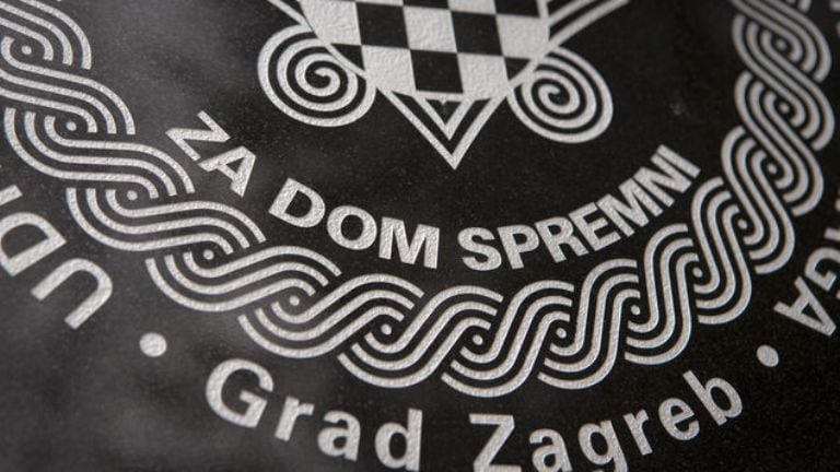 La placa con el saludo que los nazis croatas usaban en la Segunda Guerra.