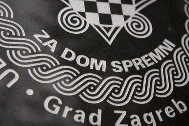 La placa con el saludo que los nazis croatas usaban en la Segunda Guerra.