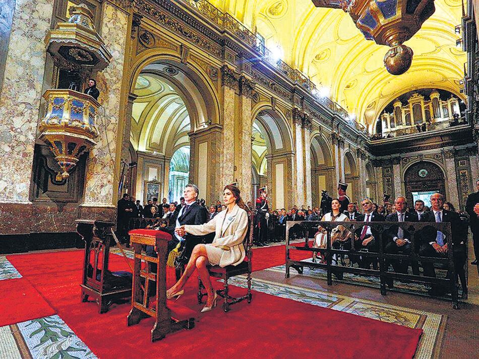 Macri escuchó junto a su esposa Juliana Awada la alusión de Poli a la situación social.