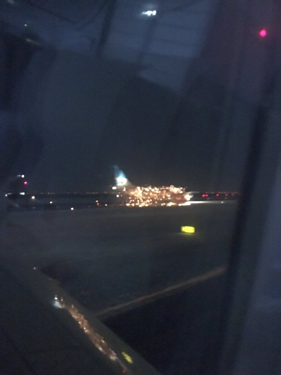 Tras la explosión, el motor del avión quedó envuelto en llamas.