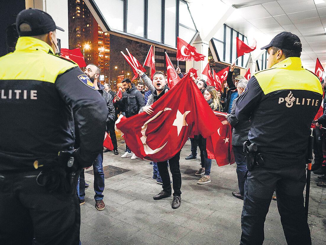 Hubo protestas de residentes turcos en Holanda a las puertas del consulado en Rotterdam por la prohibición del acto con el canciller.