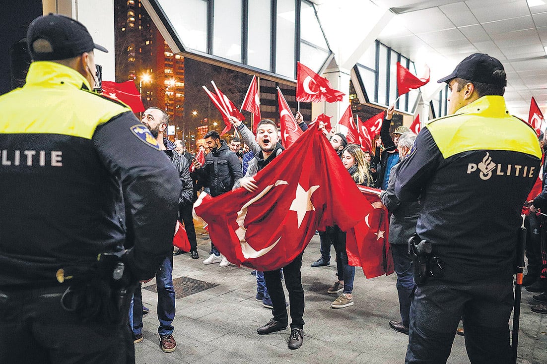 Hubo protestas de residentes turcos en Holanda a las puertas del consulado en Rotterdam por la prohibición del acto con el canciller.