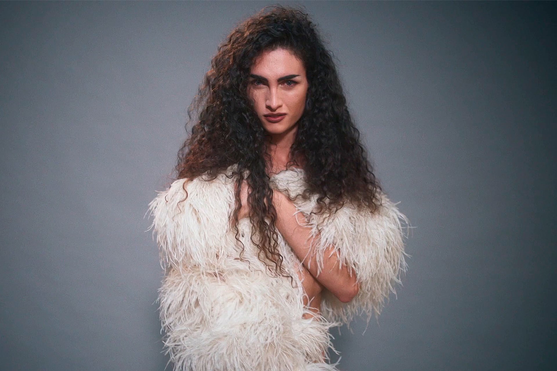 Cris Miró (Ella) representa la vida de la primera estrella trans de la TV argentina. Sale domingo y lunes por TNT y Flow.