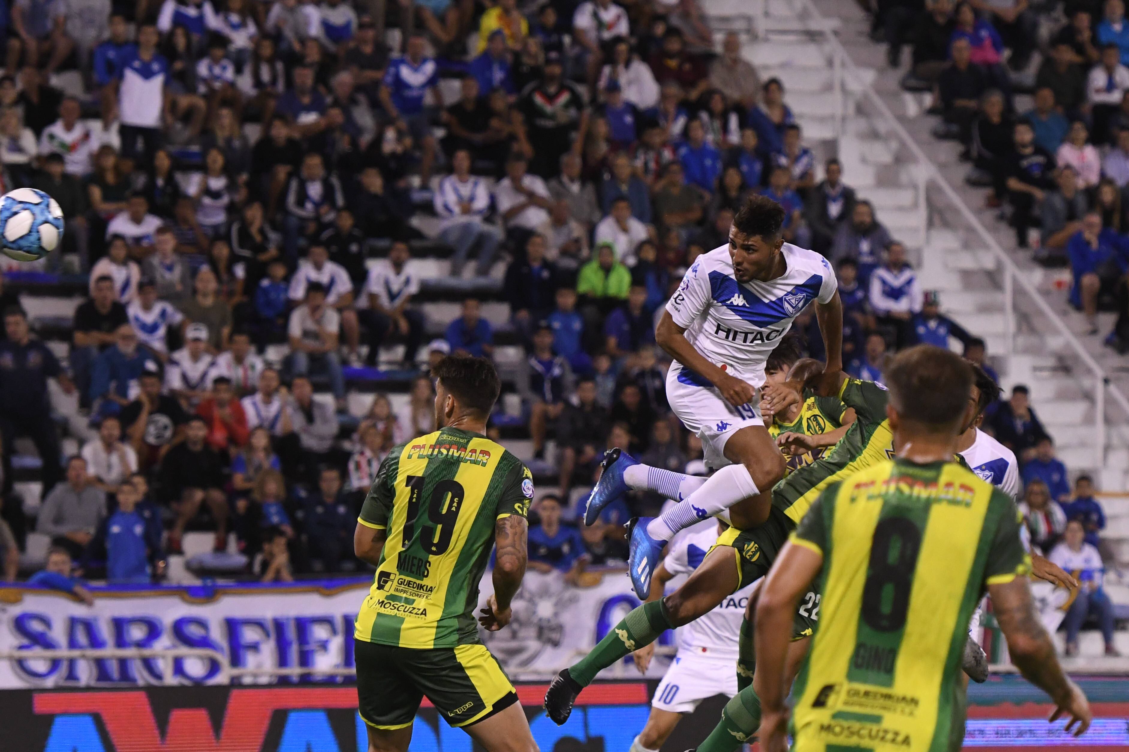 Romero le ganó a los defensores y anotó un gran gol para Vélez.