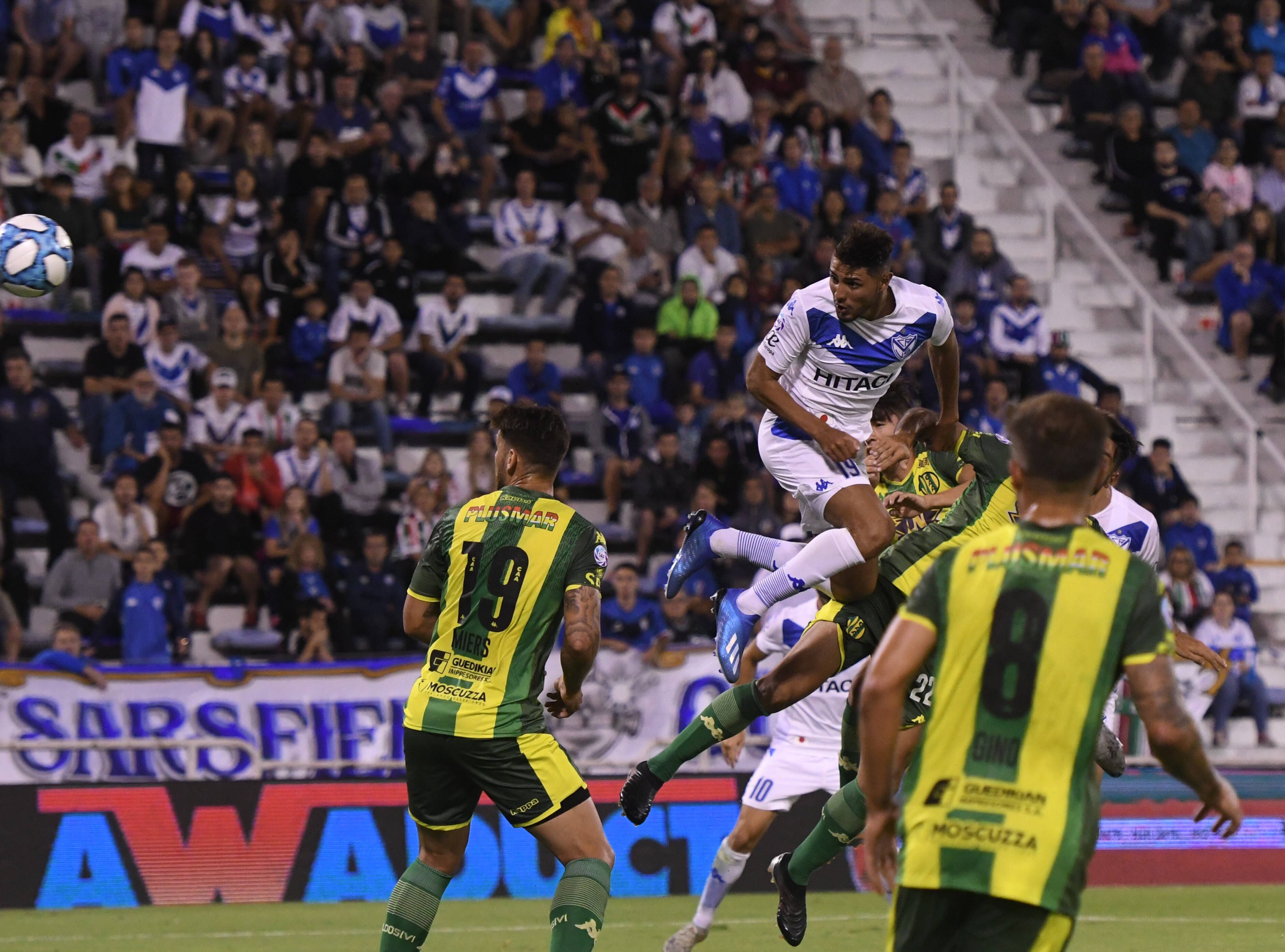 Romero le ganó a los defensores y anotó un gran gol para Vélez.