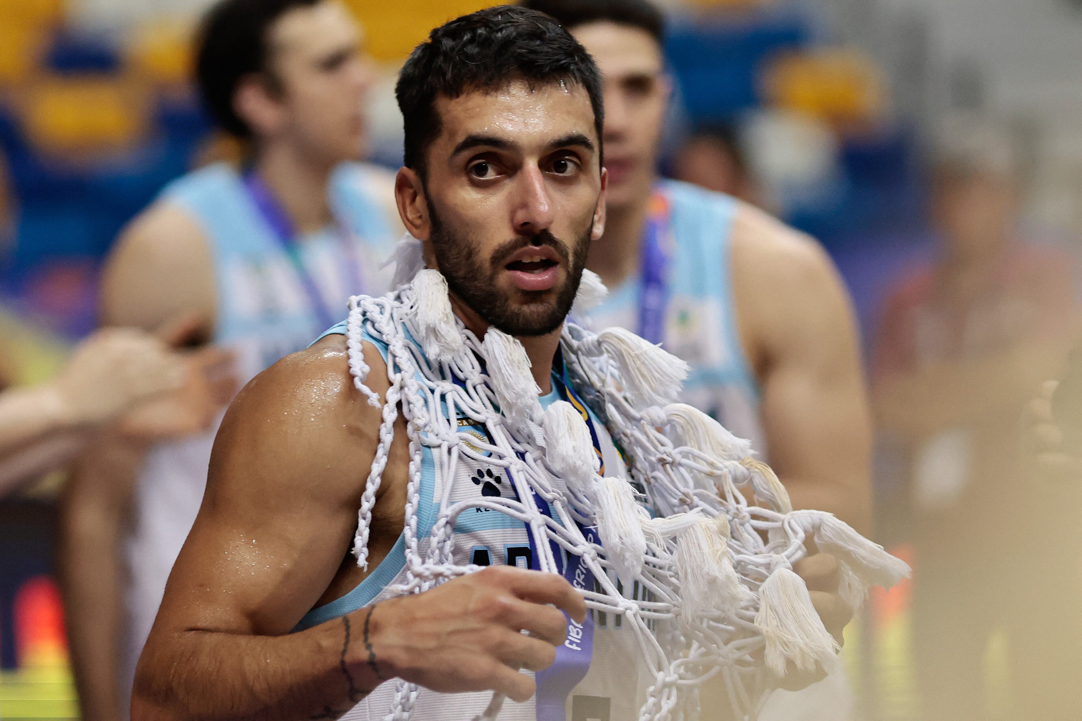 El capitán del seleccionado argentino, además, maneja otras dos chances para regresar al básquetbol europeo. (Foto: NA)