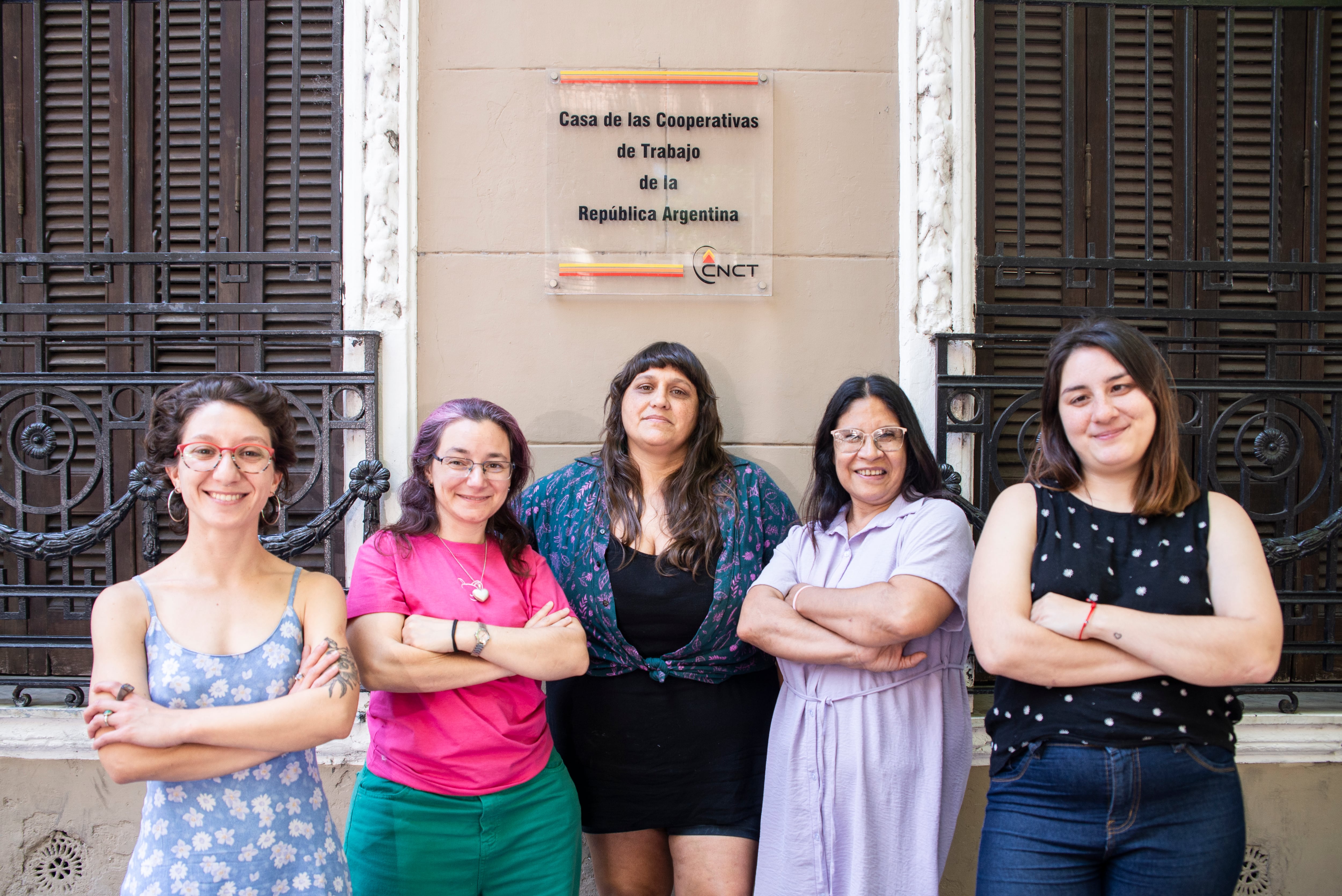 De izquiera a derecha: Nadia  Parente, Ornela Tanoni Vitta, Melen Vergniaud Sosa, Norma Sisterna y Florencia Romeo.