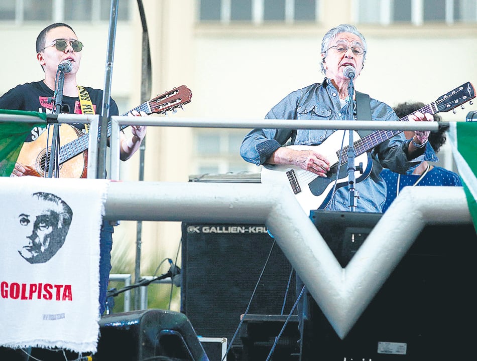 Caetano Veloso (der.) actuó durante una manifestación en Copacabana.