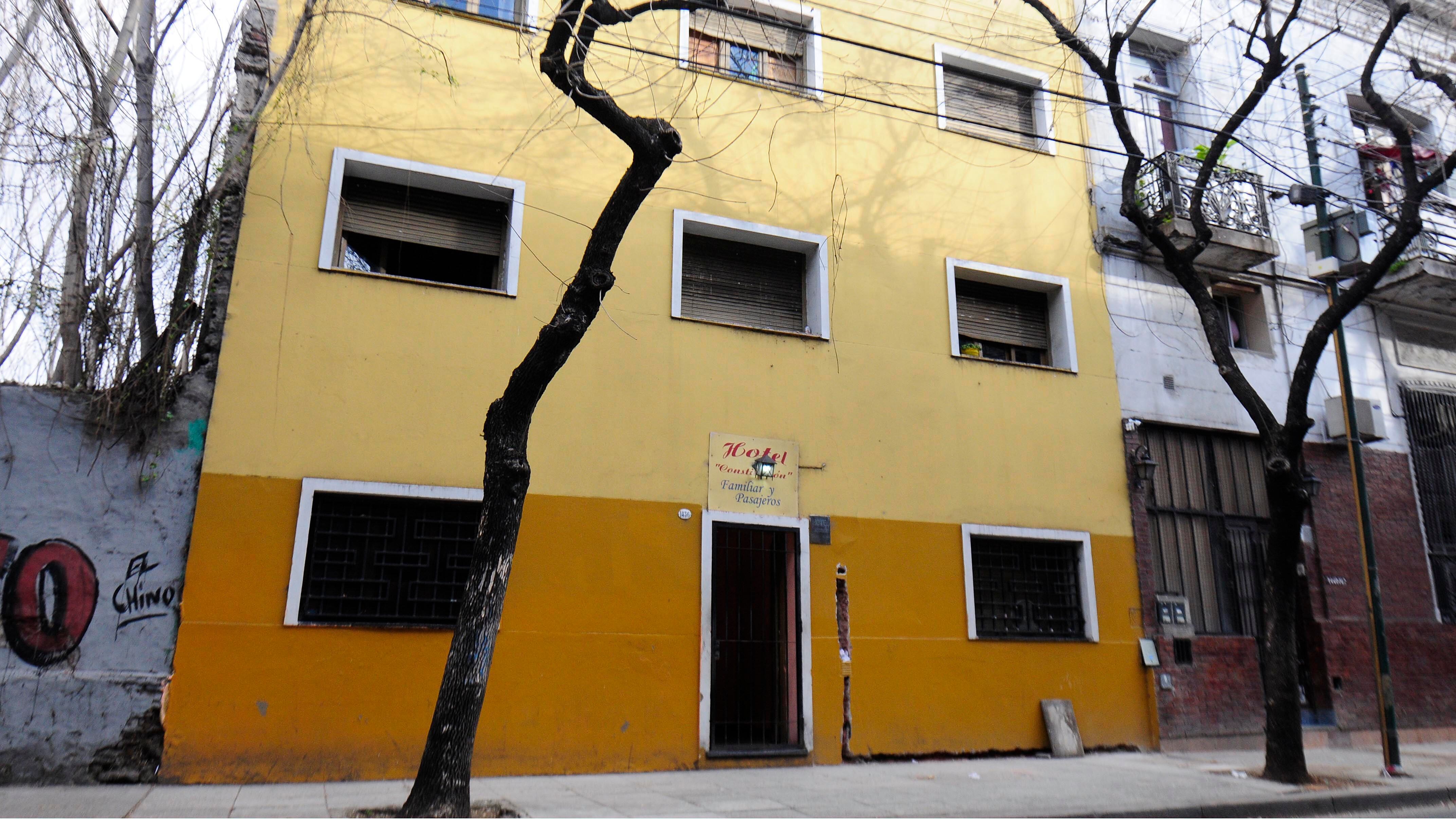 El Hotel Constitución, del que Angie Lafleur fue desalojada a la fuerza y con policías de la Ciudad y la Federal.