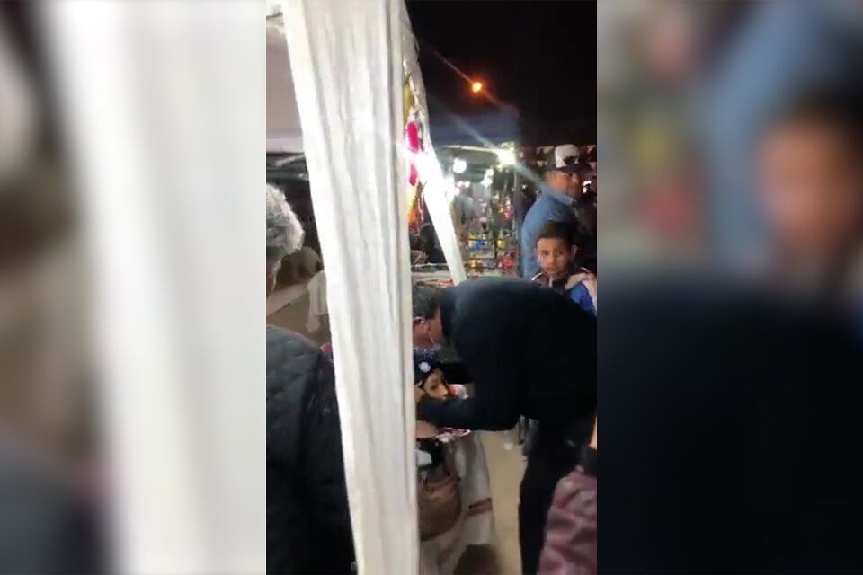 El momento en que Jorge Capitanich le da un beso al maniquí.