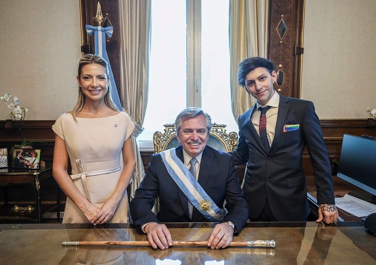 El Presidente, junto a su hijo y a Fabiola Yáñez, cuando asumió en diciembre. 