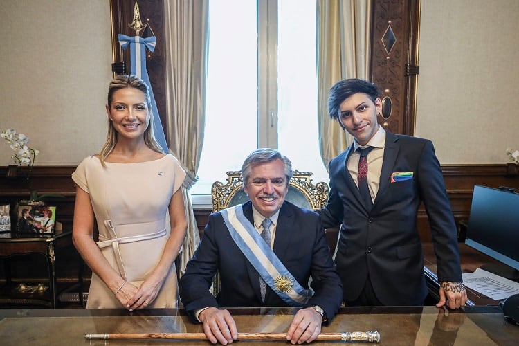 El Presidente, junto a su hijo y a Fabiola Yáñez, cuando asumió en diciembre.