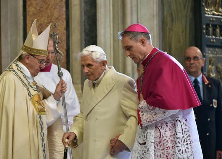 Benedicto XVI saluda a Francisco, en una de sus últimas apariciones.