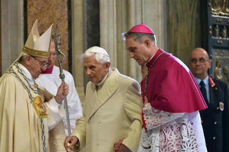 Benedicto XVI saluda a Francisco, en una de sus últimas apariciones.