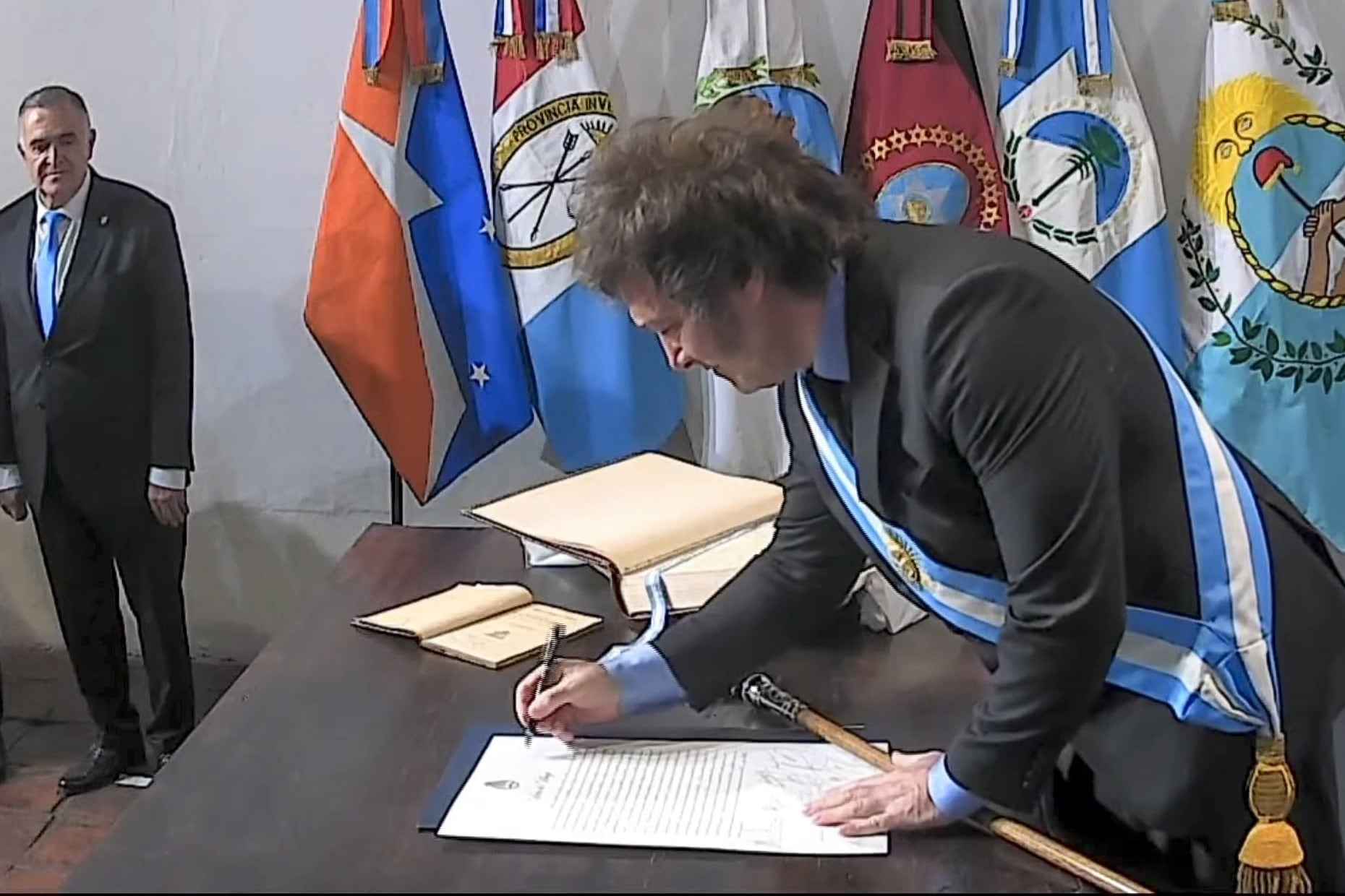 El momento en que Javir Milei pone su firma en el Pacto de Mayo.