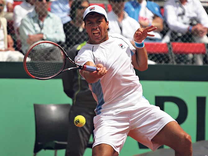 Carlos “Charly” Berlocq conecta su derecha durante el partido ante Paolo Lorenzi.