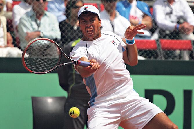Carlos “Charly” Berlocq conecta su derecha durante el partido ante Paolo Lorenzi.