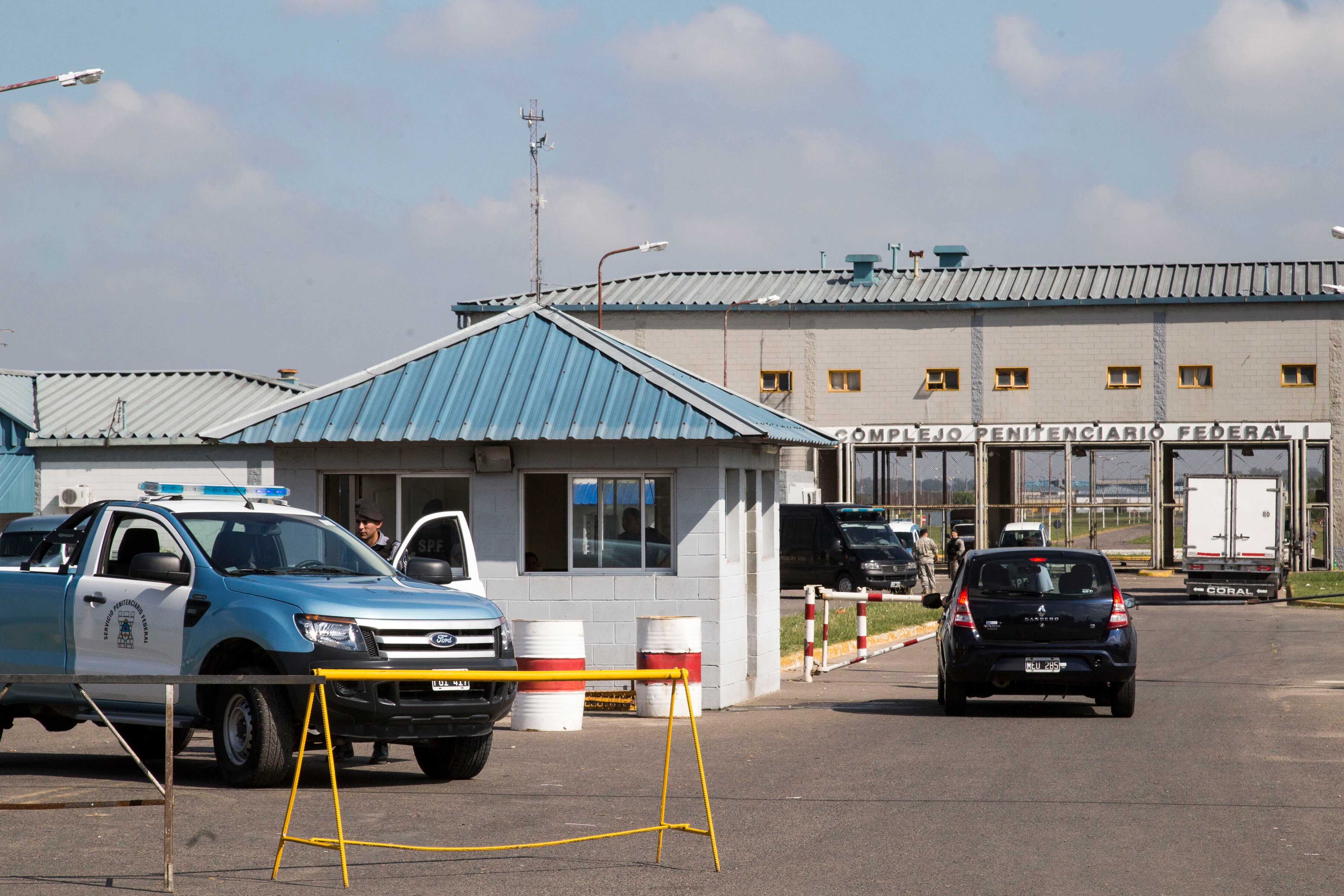En el penal de Ezeiza había 22 oficiales del Servicio Penitenciario para espiar a 12 presos.