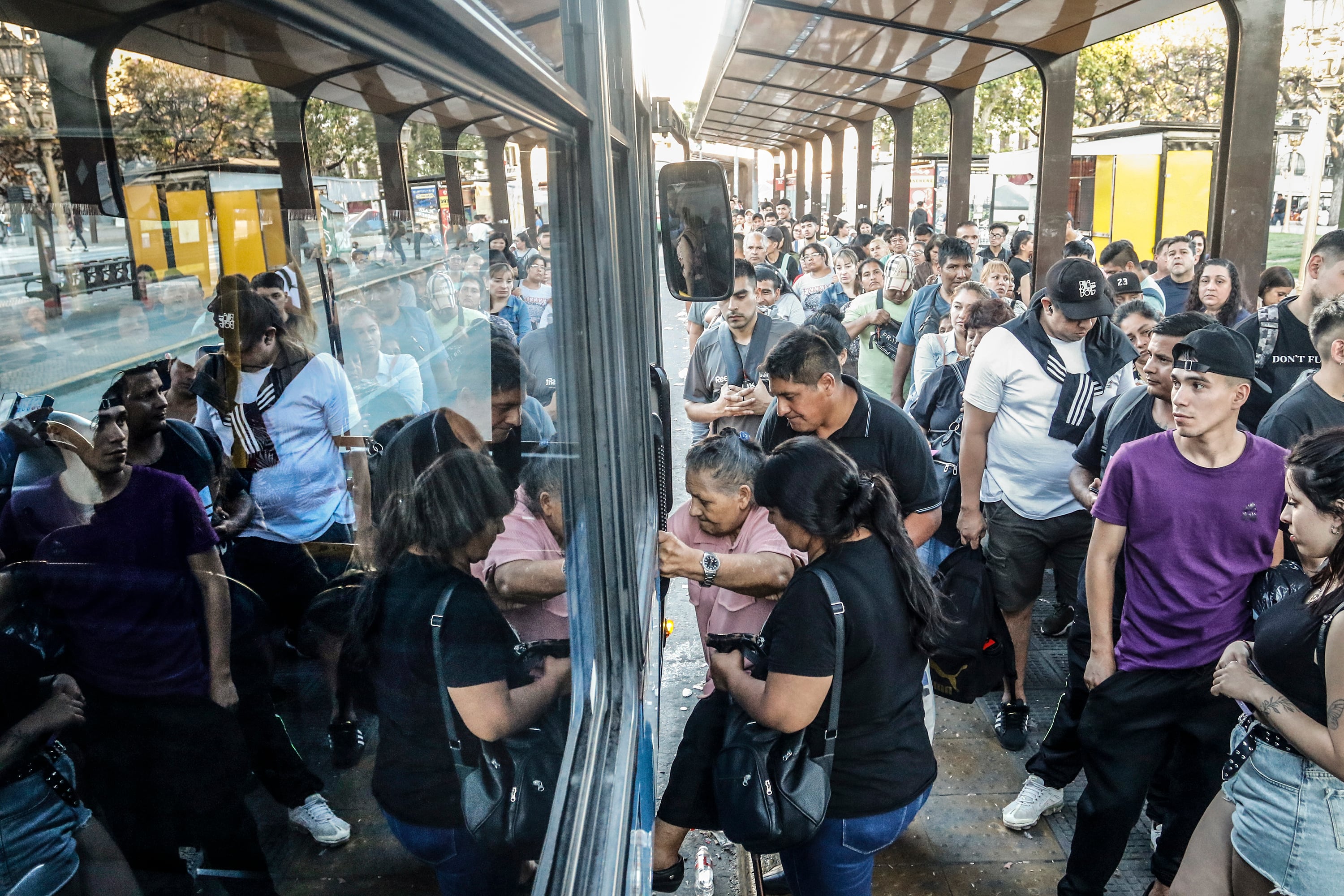Caputo dijo que la quita de subsidios será gradual. Se especula con un boleto mínimo superior a los 400 pesos en enero.