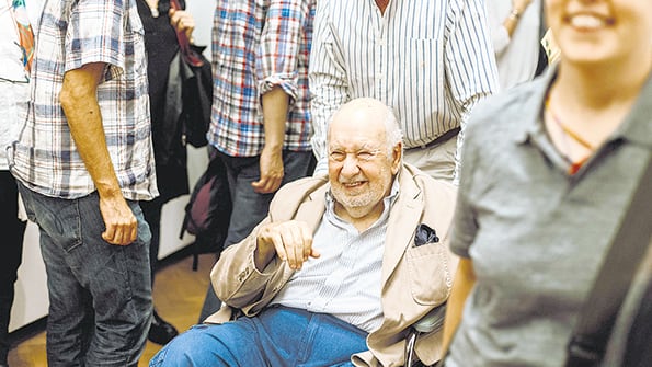 “Enseñan más las dificultades y luchas que los aplausos y los bienes”, explica el artista, de 88 años.