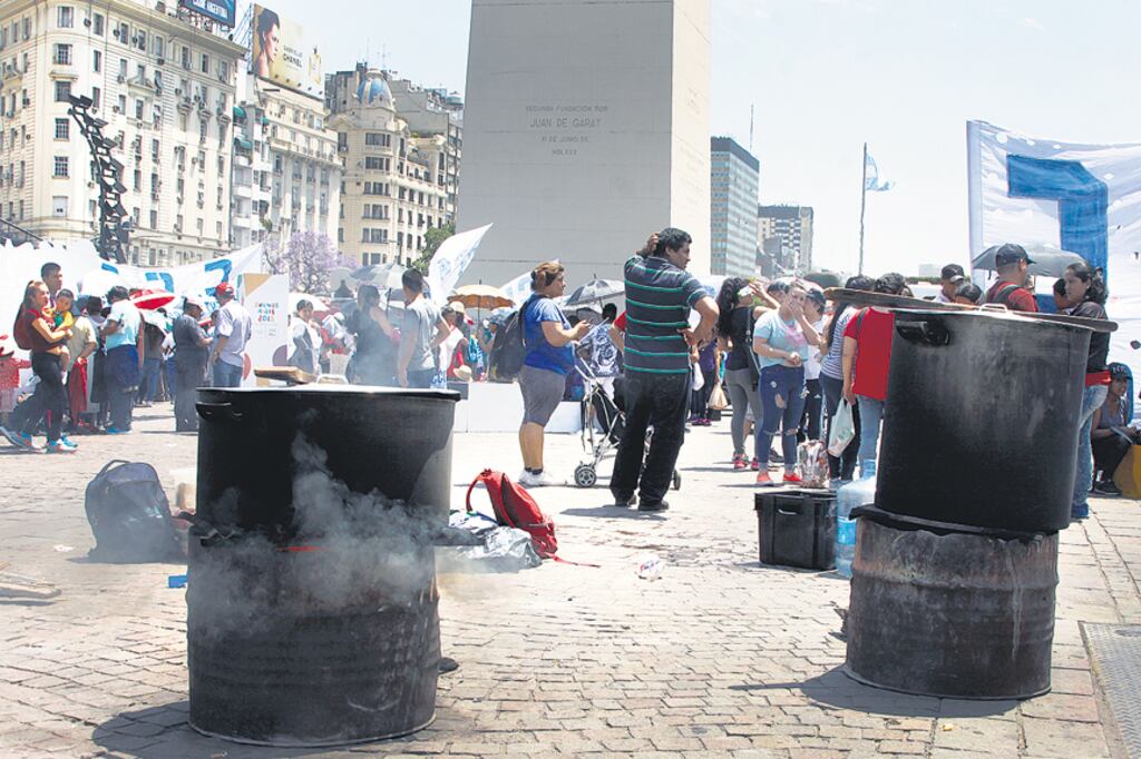 La actividad arrancó a las 7 en el Obelisco y a las 11 instalaron ollas populares en diversos puntos.