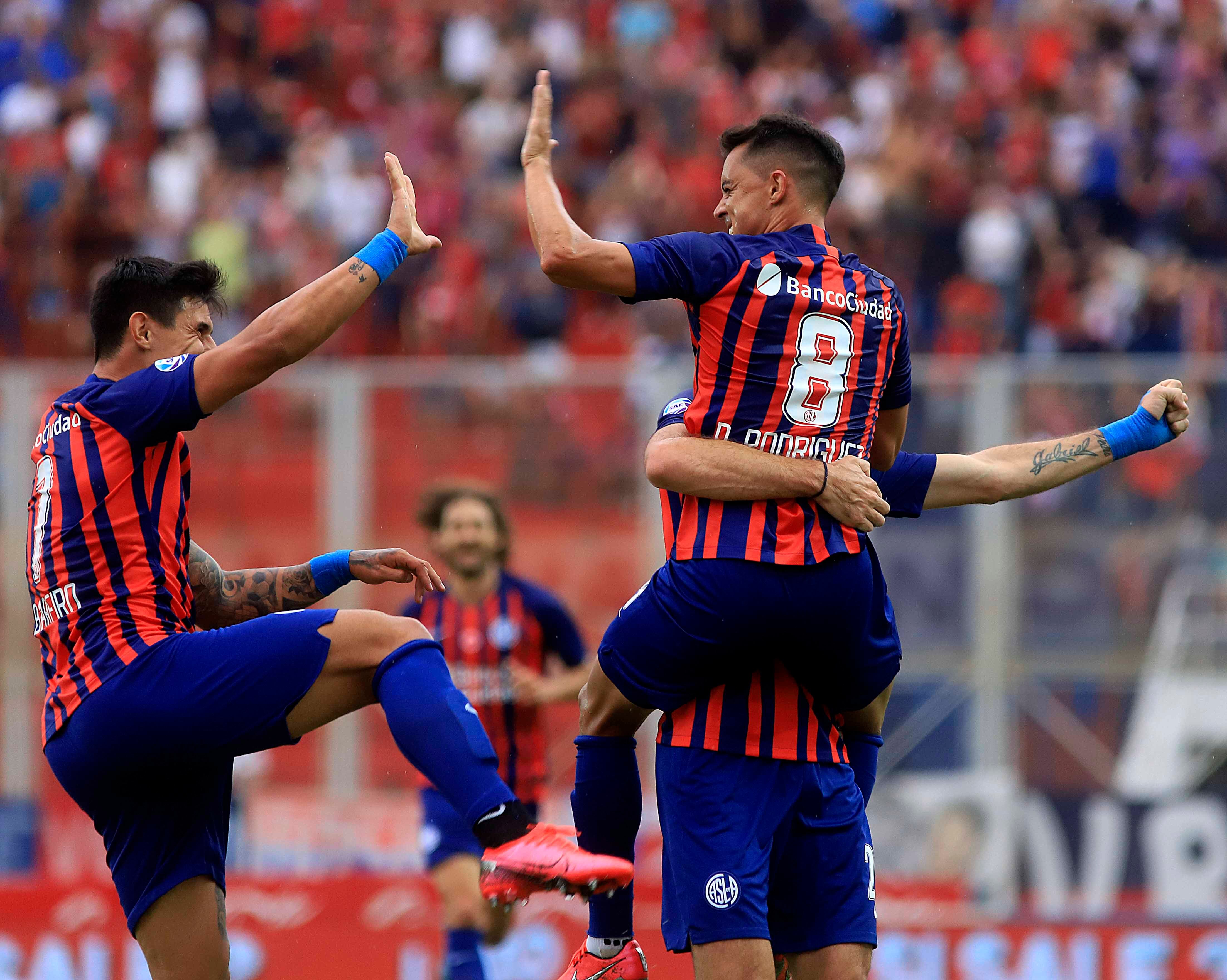 Diego Rodríguez es levantado luego de su gol.