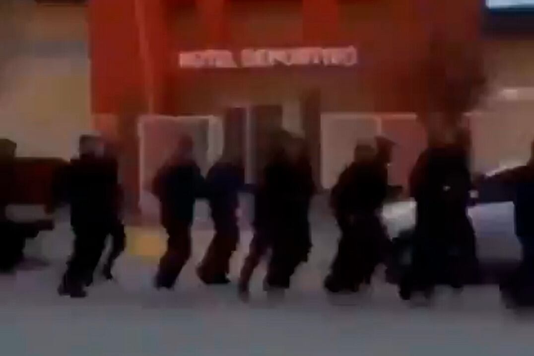 "Piquetero, piquetero, ten cuidado, ten cuidado. Una noche muy oscura a tu villa entraré", reza la arenga de un grupo de efectivos de la Policía de Chubut.