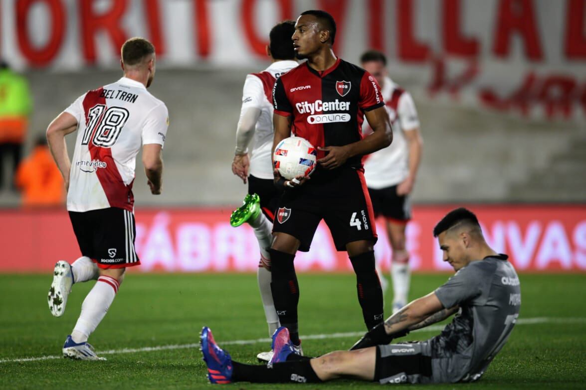 Morales y Ditta se resignan ante el gol de Solari