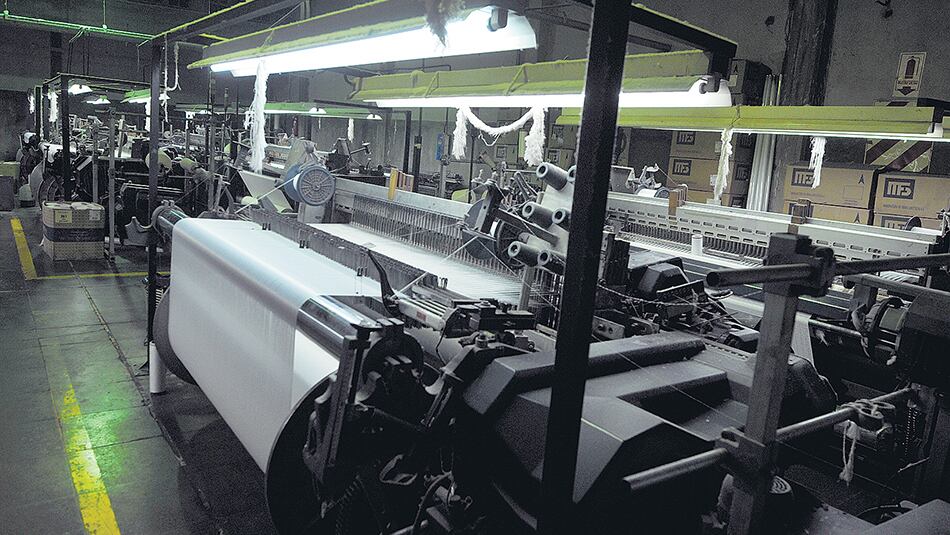 La producción de indumentaria muestra una caída del 6,2 por ciento y la cantidad de costureros registrados bajó en 4055.