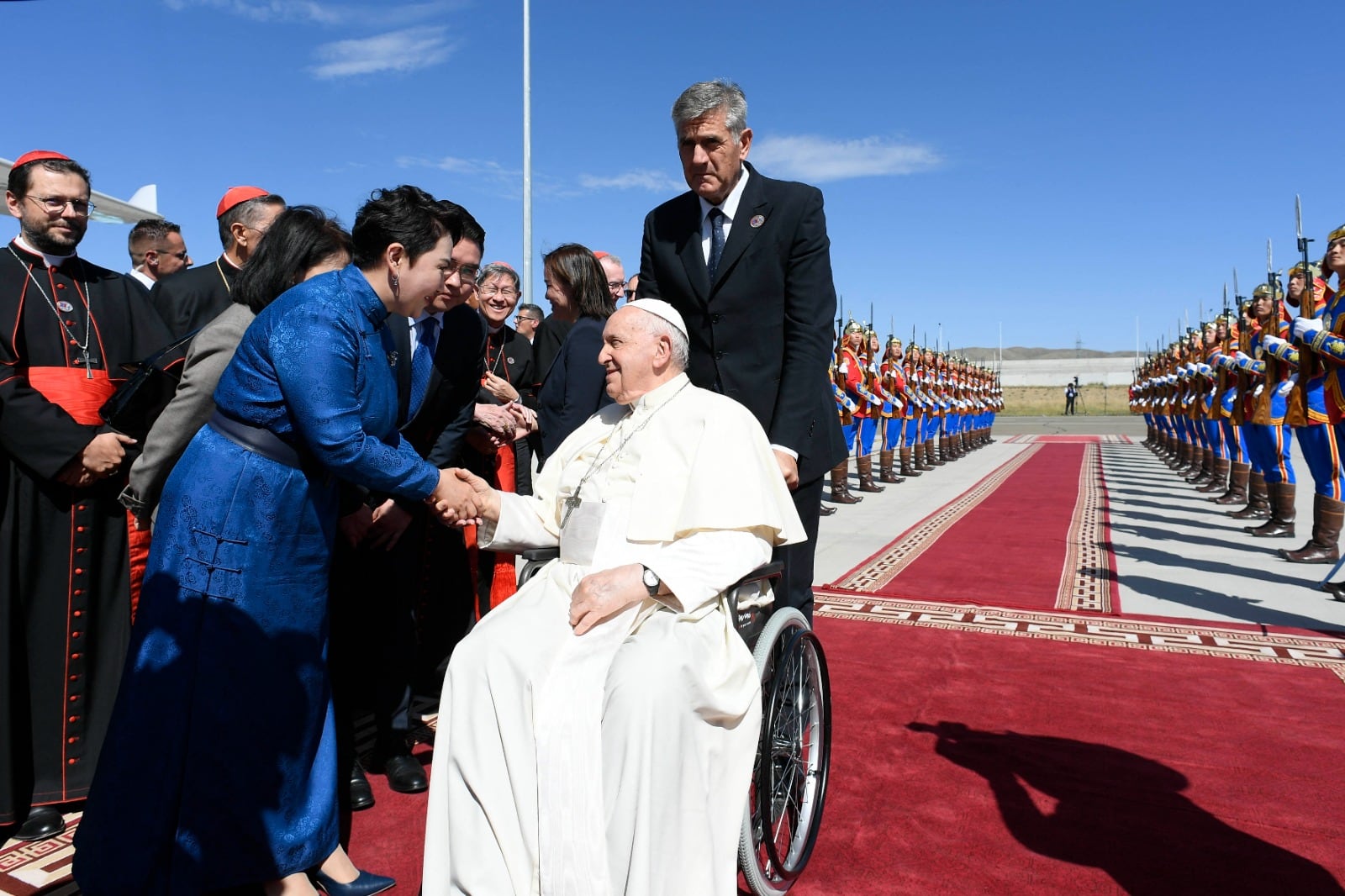 El Papa homenajeado al abandonar Mongolia.