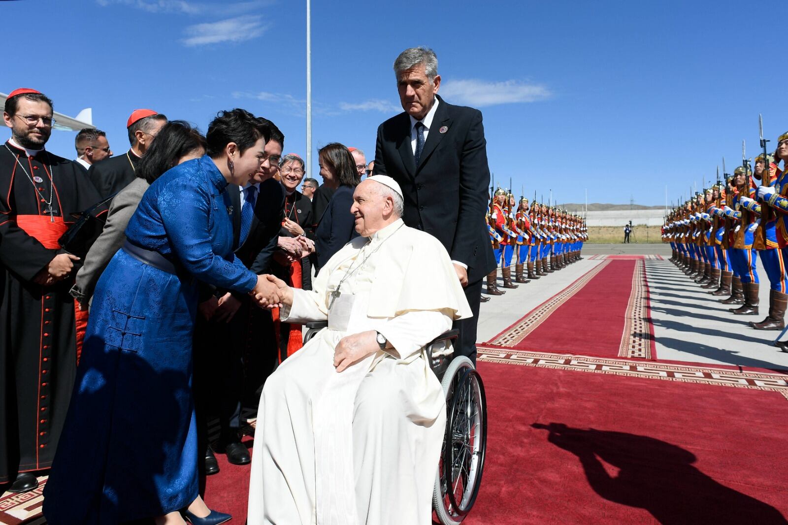 El Papa homenajeado al abandonar Mongolia.