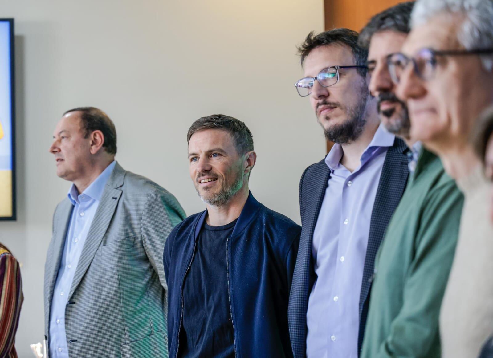 Costa y Cuattromo durante la presentación del paquete de beneficios para la temporada de verano 2025/2026.