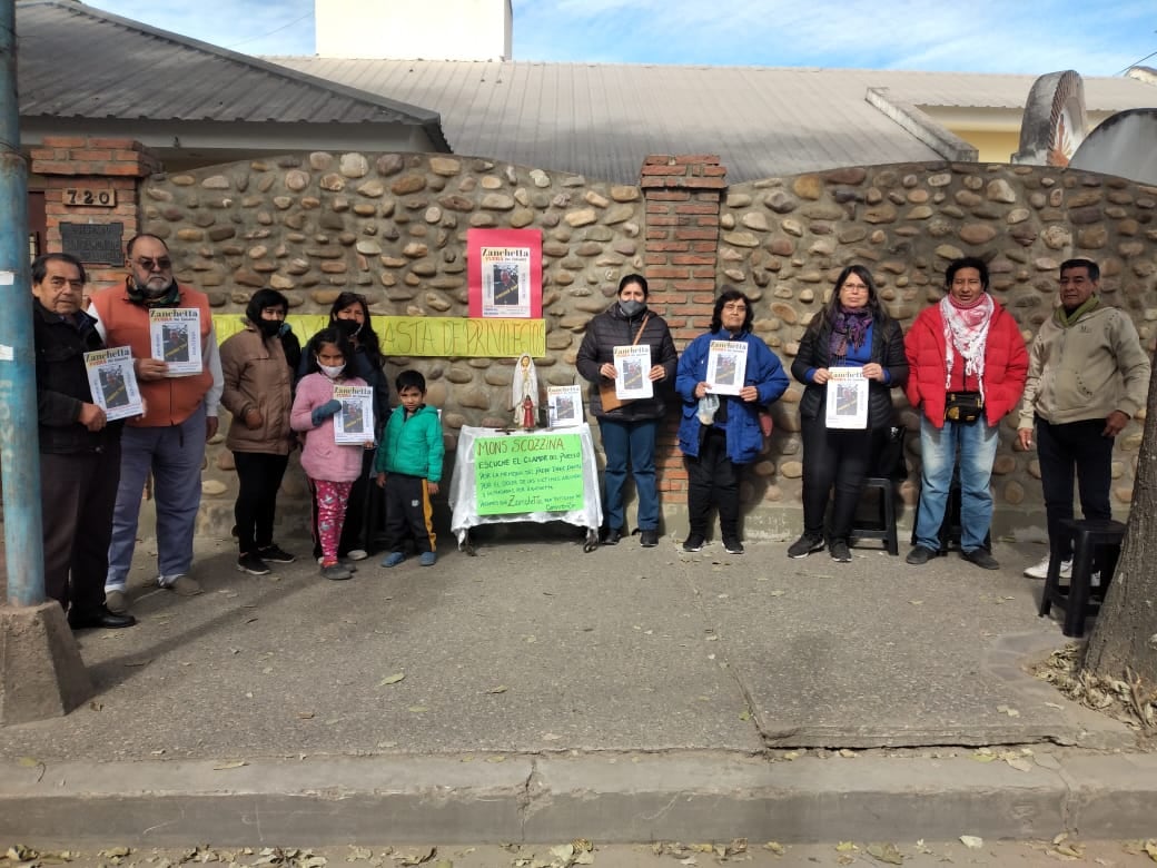 Protesta afuera del obispado de Orán