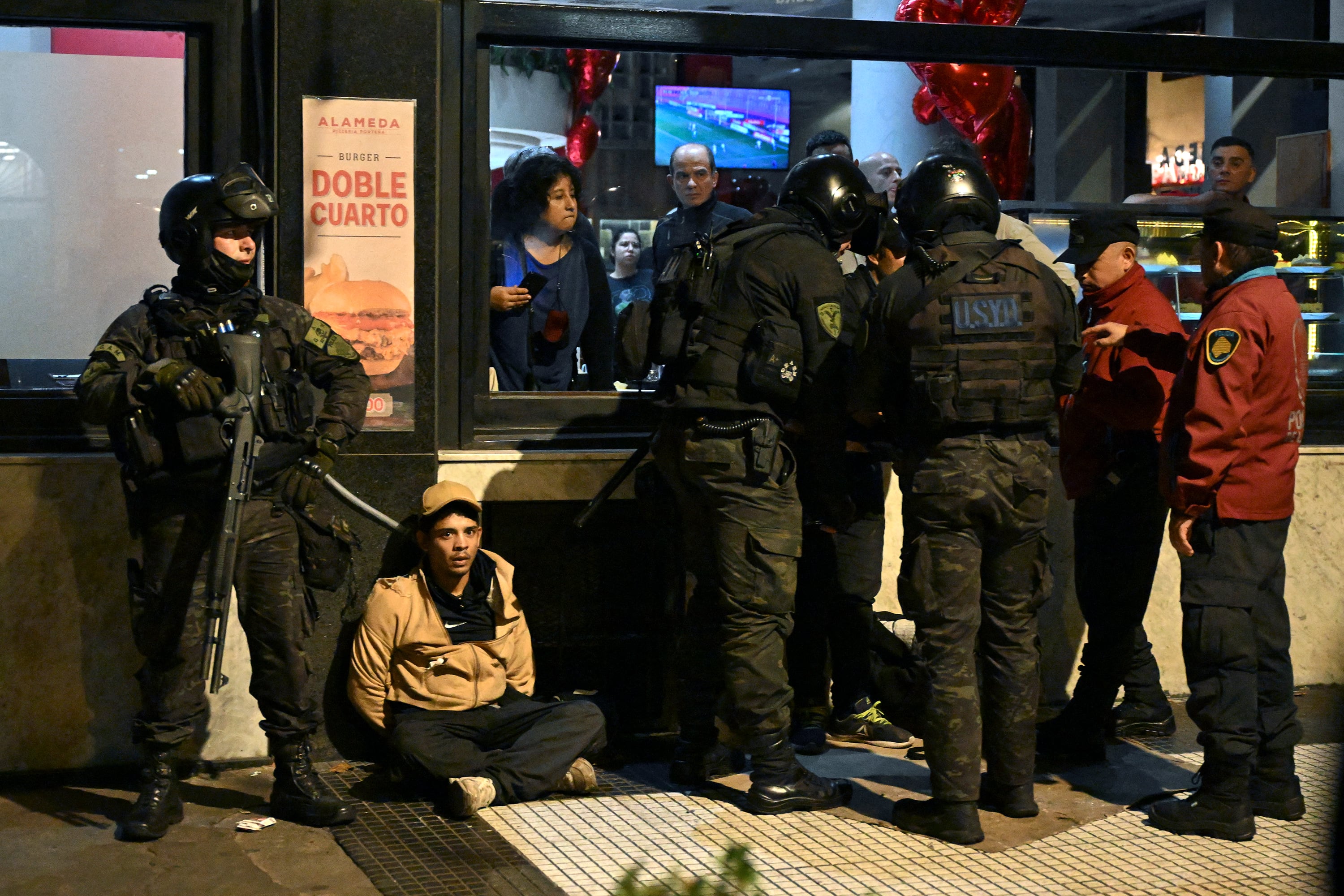 Efectivos de la policía durante una de las detenciones en inmediaciones del Congreso