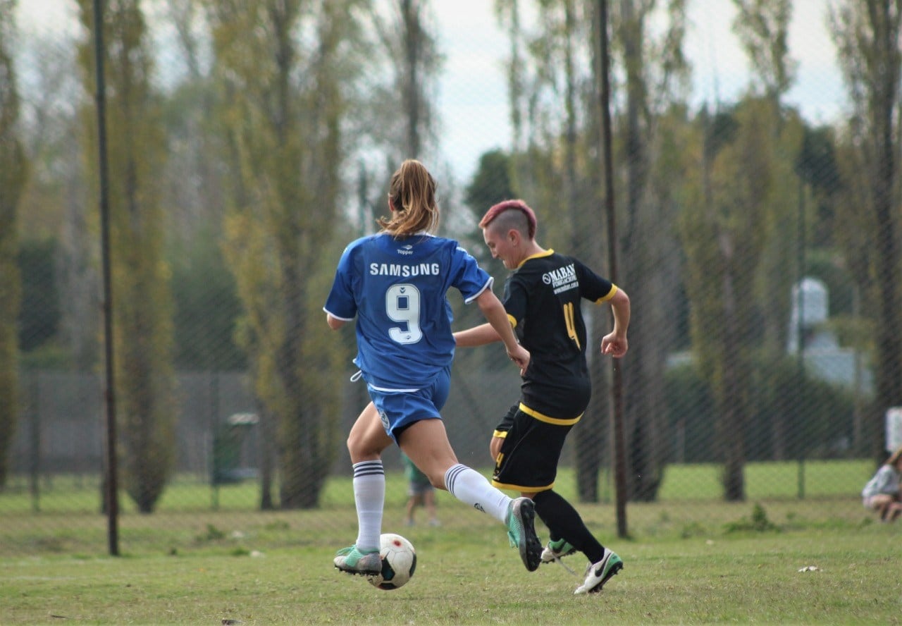 Gonzalo disputa una pelota en el partido Comunicaciones contra Vélez